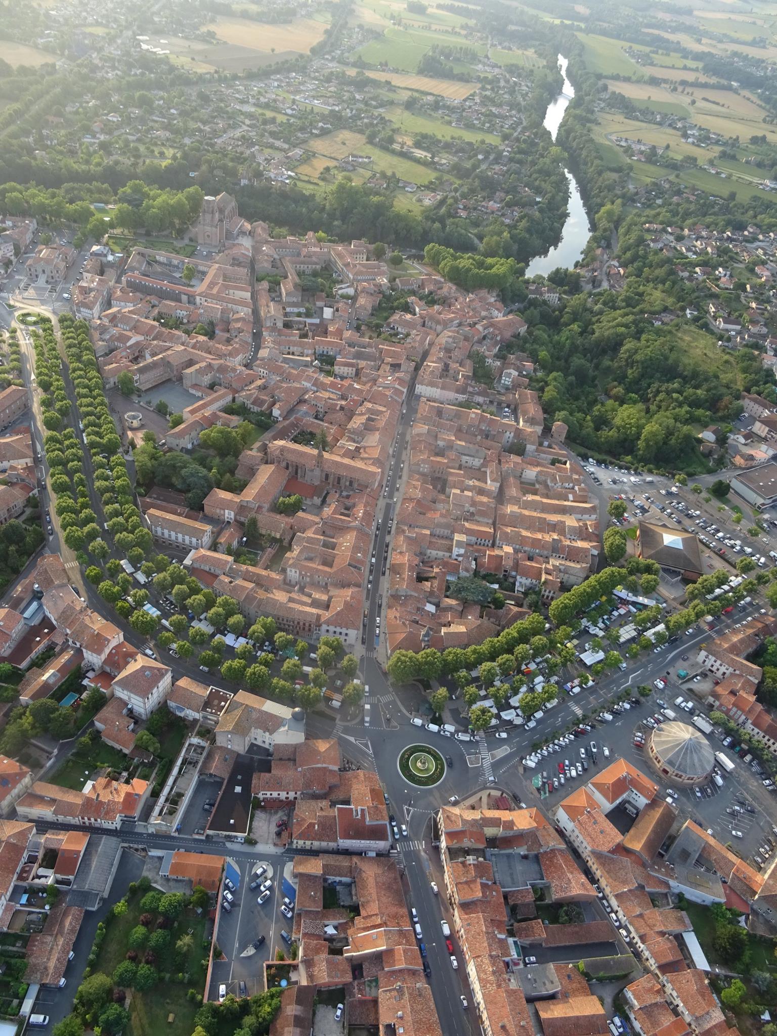 Vue aérienne de la ville de Lavaur prise en montgolfière